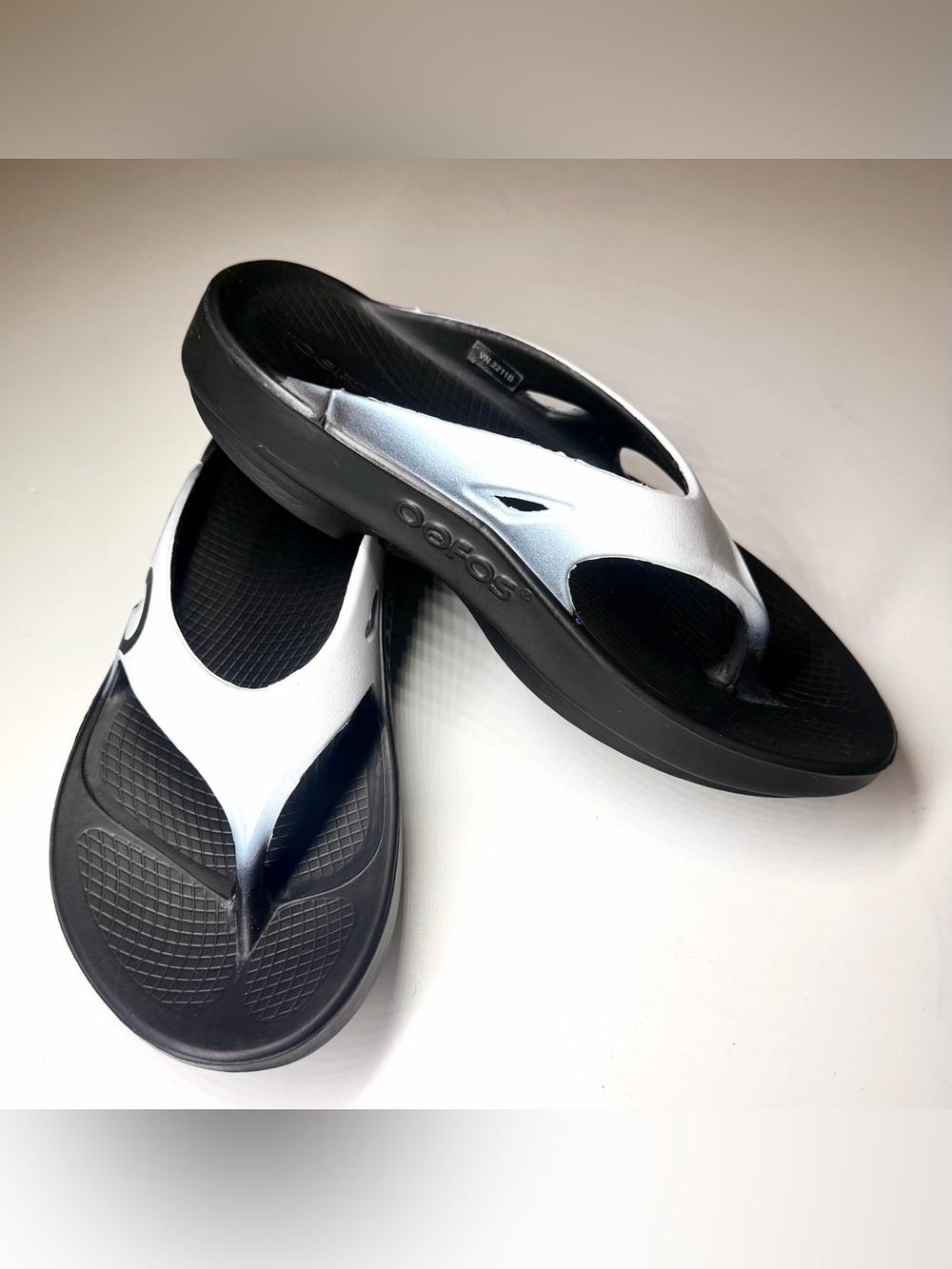 OOFOS OOriginal Sport Thong Flip Flop Sandal Black/White Size- Men’s 6/ Women 8 - Picture 7 of 8